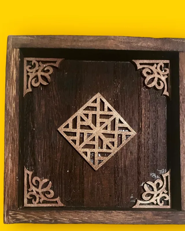 Square dark wooden frame with a lattice diamond centre